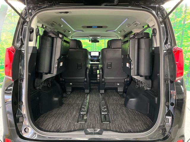 普段のお買い物や通勤、送迎等に十分な荷室スペースを確保しております。セカンドシートを倒すと、大きな荷物の積載も可能です♪