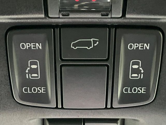 【両側パワースライドドア】スマートキーや運転席のスイッチで後席両側スライドドアの開閉が可能♪電動だから力を入れてドアを開ける必要が無く、小さなお子様でも簡単に開け閉めでき快適です♪