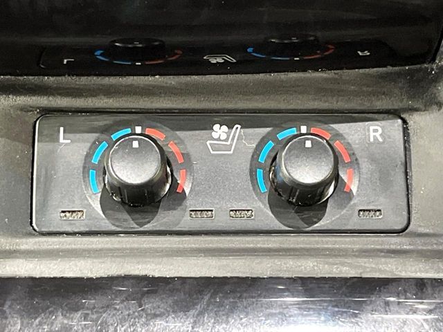 【シートベンチレーション】夏場は涼しい風でお尻や背中の熱やムレを防ぎ、冬はエアコンよりも早く温まってポカポカに！季節を問わず快適に過ごせます。