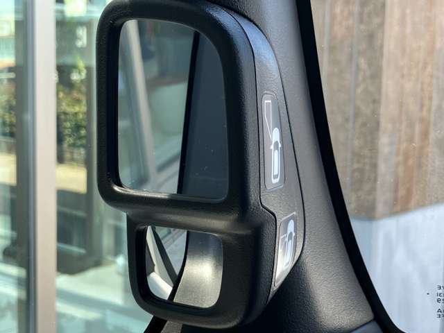 運転席からの死角もしっかりカバーしているので安心してドライブを楽しめます。