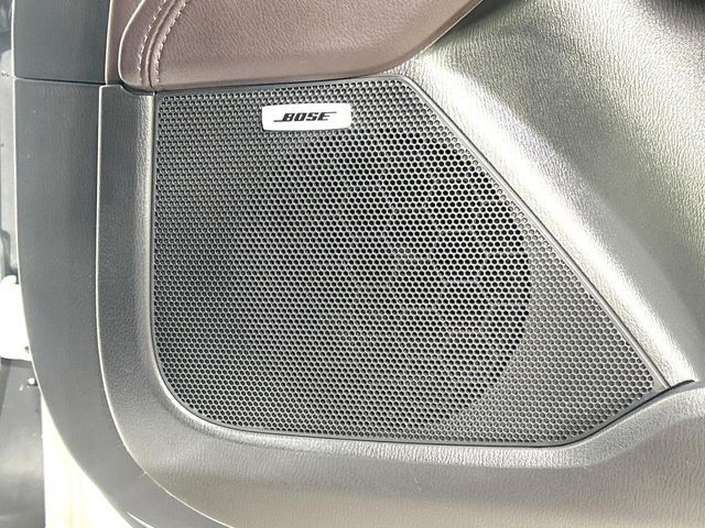 【BOSEサウンドシステム】メーカーオプションの高品位サウンドシステムを搭載。専用のチューニングが施された大小様々なスピーカーから良質なサウンドが奏でられ、臨場感あふれる音響空間を演出します。