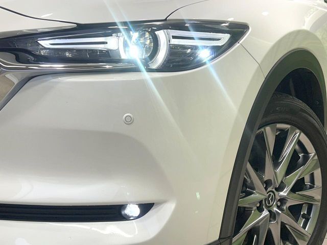 【LEDヘッドライト】悪天候や夜間走行時も良好な視界を確保し安心して運転できる高輝度LEDヘッドライトを装備！点灯速度が早く、消費電力も抑えられています。