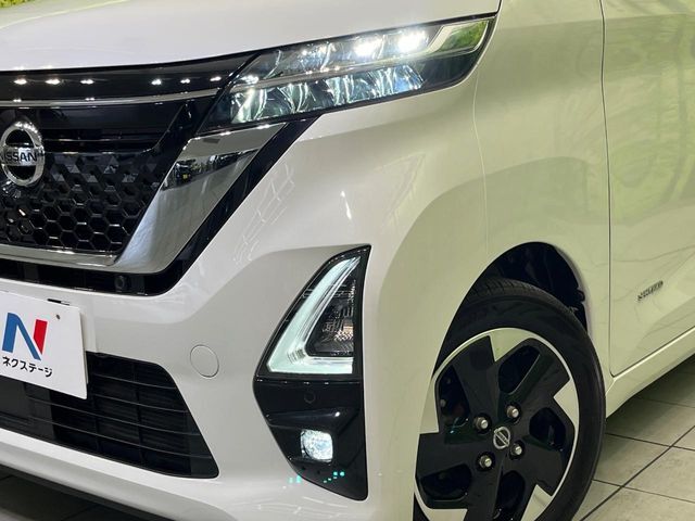 【LEDヘッドライト】悪天候や夜間走行時も良好な視界を確保し安心して運転できる高輝度LEDヘッドライトを装備！点灯速度が早く、消費電力も抑えられています。