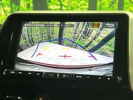 【バックカメラ】駐車時に後方がリアルタイム映像で確認できます。大型商業施設や立体駐車場での駐車時や、夜間のバック時に大活躍！運転スキルに関わらず、今や必須となった装備のひとつです！