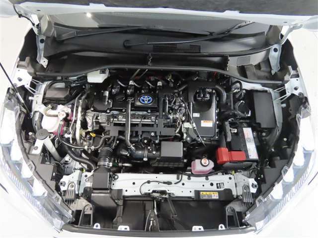 車にとって、とても大切な部分のエンジンルーム。綺麗に清掃済みで安心です。