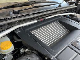 【STIタワーバー】お車の剛性を高めるタワーバーを装備。よりスムーズなコーナリング走行が可能となり、走りも楽しめます。