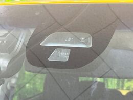 【シティブレーキアクティブシステム】低速走行中に前方の車両等を認識し、衝突しそうな時は警報とブレーキで衝突回避と被害軽減をアシスト。より安全にドライブをお楽しみいただけます。