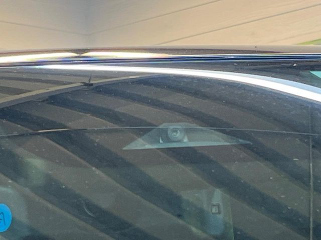 【インテリジェントエマージェンシーブレーキ】フロントカメラで前方の車両や歩行者を検知。衝突しそうな時は衝突被害軽減ブレーキが作動、衝突回避をサポート。より安全にドライブをお楽しみいただけます。
