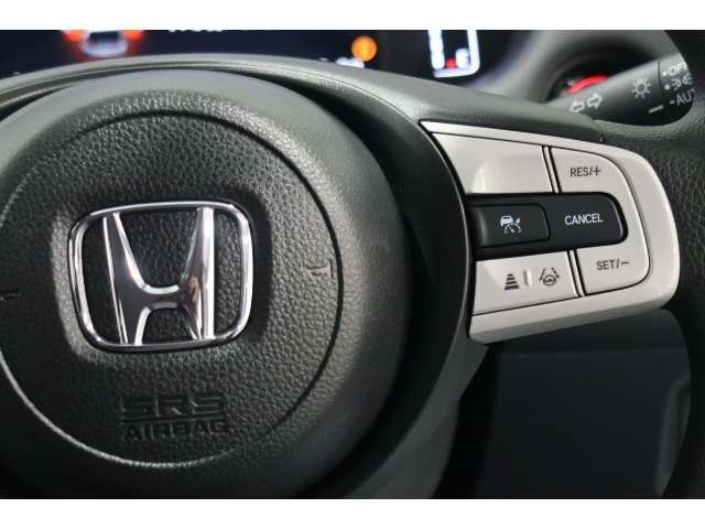 Hondaセンシングの機能のひとつ、アダプティブクルーズコントロール付！アクセルから足を離しても設定したスピードと前車との車間を保ち走行してくれます！車線維持もアシスト☆高速道路で疲労軽減ですね☆