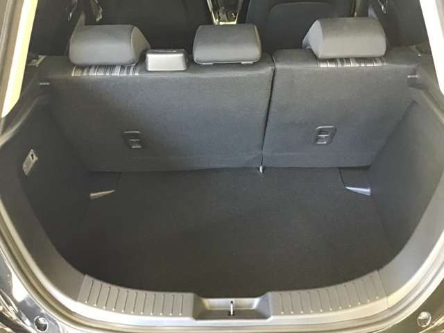 ラゲージルーム！後ろのシートは片方ずつ倒せます。乗る人や積む荷物に応じてアレンジが可能ですので多彩に使えてとても便利です。
