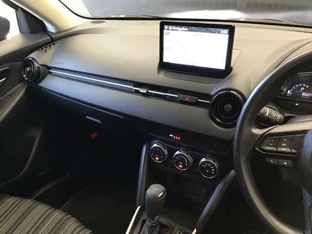 広々とした視界で運転も快適。勿論、安心、安全なSRSエアバックシステム運転席＆助手席付