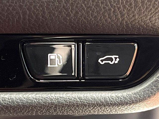 【パワーバックドア】スマートキーや運転席のボタンを押すだけでリアゲートが自動で開閉します！荷物を持っている時や、高い位置にあるバックドアを閉める際に便利な機能です♪