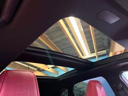 【大型サンルーフ】車内の解放感が一気に上がる大型のパノラマルーフ！季節を問わず開放的で快適なドライブをお楽しみいただけます。流通量も少なく希少価値の高い人気の装備です♪