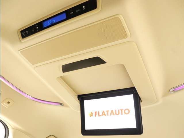 【電動後席モニター】JBLサウンド専用！電動開閉後席フリップダウンモニターです。5.1chサウンド、17スピーカーの専用音響システムとなり、人気の装備になります。