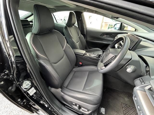 【運転席】座り心地が良いシートなので長時間の運転でも快適にお過ごしいただけます。新品のフロアマットのご注文も可能です。掲載箇所以外にご希望の写真がございましたらお気軽にお問い合わせ下さい。