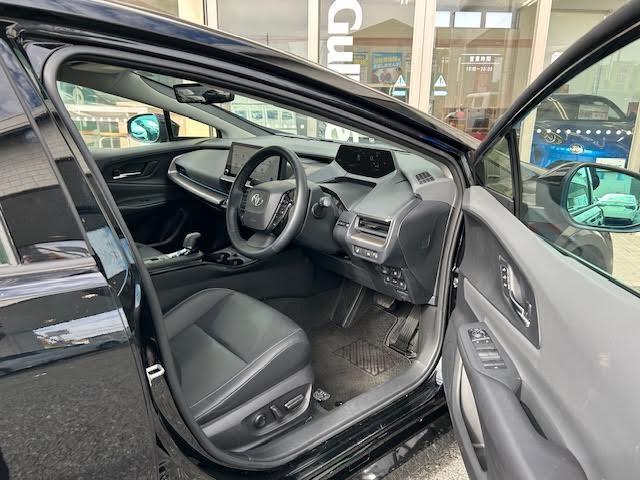 【運転席】座り心地が良いシートなので長時間の運転でも快適にお過ごしいただけます。新品のフロアマットのご注文も可能です。掲載箇所以外にご希望の写真がございましたらお気軽にお問い合わせ下さい。