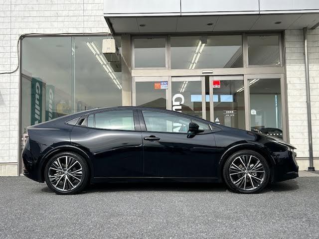 【右】商談ルームには「キッズスペース」を完備しています。DVD、ブロック、絵本、おままごとセット。お子様連れでも、ゆっくりとお車をお選びいただけます！