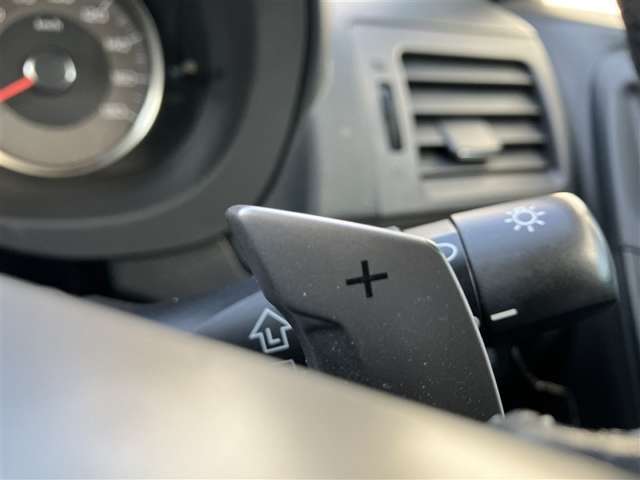 パドルシフト付きです。ハンドルから手を離すことなくシフトチェンジできます。