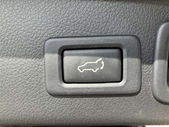 バックドアはボタンで安全に開閉できます。