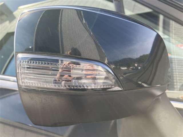 周りの車に「ウインカー＆ハザード」を気付いてもらえる装備です。