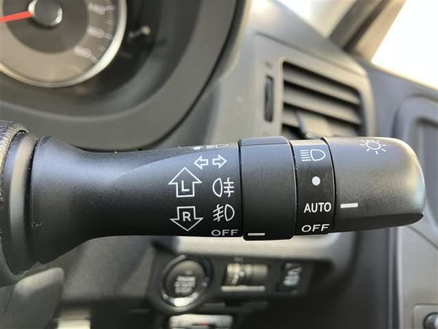 オートライトで早めのヘッドライト点灯。夕暮れ時の事故を軽減します。