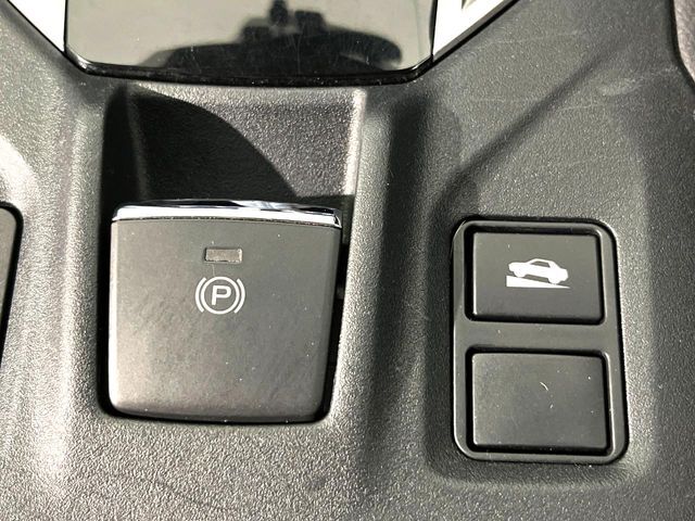 【オートブレーキホールド】信号待ちや渋滞で停車時にブレーキから足を離しても、停止状態を保持してくれます。前進するときはアクセルを踏めば自動で解除されるので安心♪街乗り運転が楽になります♪