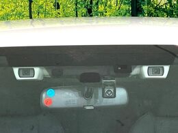 【アイサイトVer3】前方の車両等を検知し、衝突しそうな時は警報で注意を促し、ブレーキを踏む力をサポート。ブレーキを踏めなかった場合は衝突被害軽減ブレーキが作動、衝突回避をサポートします。