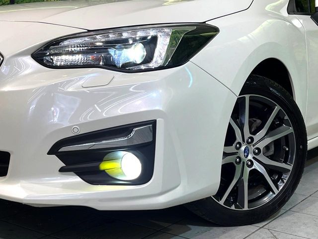 【LEDヘッドライト】悪天候や夜間走行時も良好な視界を確保し安心して運転できる高輝度LEDヘッドライトを装備！点灯速度が早く、消費電力も抑えられています。