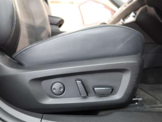 パワーシート搭載。微妙な調整が手軽にでき、ピッタリなポジションで運転することが可能です。