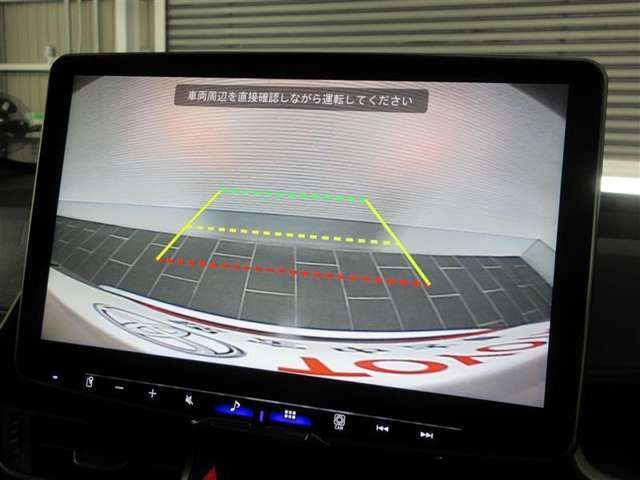 バックモニターで後方確認ができます。