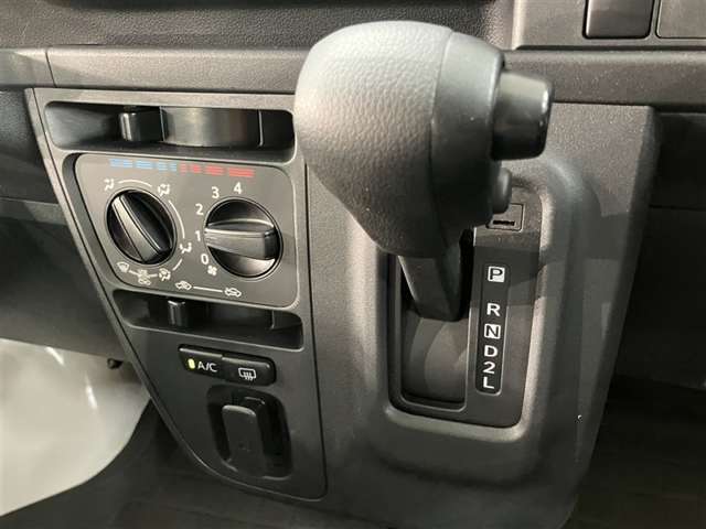 中古車のコンディションはそれぞれです、販売は原則として実車を見てからとさせて頂いております。是非見に来て下さいませ！