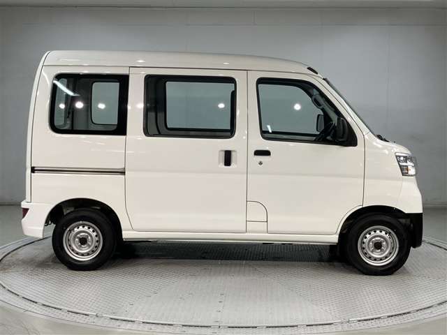 最大3年先まで延長可能なロングラン保証α（有料）もご用意しております。無料保証期間1年に安心をプラスする、1年または2年の延長保証がお選び頂けます。もちろん、走行距離は無制限です。