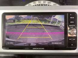 駐車時に大活躍のバックモニター！駐車が不安な方でもどこでも安心して運転するために必須の装備です♪【バックカメラ付き中古車】