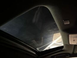 【ムーンルーフ】開放感たっぷりの希少装備、ムーンルーフが装着されています！車内に明かりを取り入れたり景色を楽しむ以外にも、車内の空気も簡単に換気できて快適です！