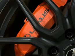 【オレンジブレーキキャリパー】色鮮やかなキャリパーがスポーティな印象を引き立てます♪