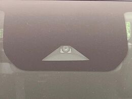 【エマージェンシーブレーキ】走行中に前方の車両等を認識し、衝突しそうな時は警報とブレーキで衝突回避と被害軽減をアシスト。より安全にドライブをお楽しみいただけます。