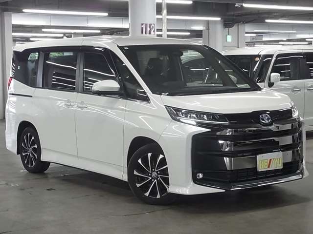 雨が降ってもゆったりと車選びができる全天候型立体展示場！エスカレーター完備！