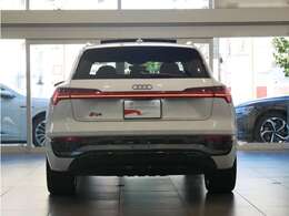 後続車両から長く見られるリヤスタイルも、Audiらしく上品で洗練されたデザインで見る人を惹きつけます。