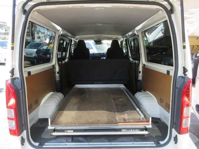 広い荷室！気になるダメージは御座いません！リアフィルム装備で車載品の盗難の心配も軽減！新規購入すると高額なユーアイビーグル荷室スライドフロア装備で荷物の積み下ろしも楽々！