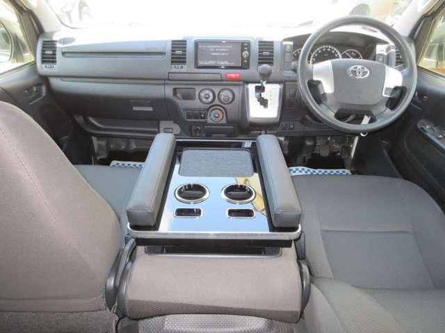 クリーニング済みの綺麗な運転席！気持ち良くお乗りいただけます！Wエアバック・ABS・左右パワーウインドウ・キーレス・助手席フルリクライニングと快適装備が揃っております！