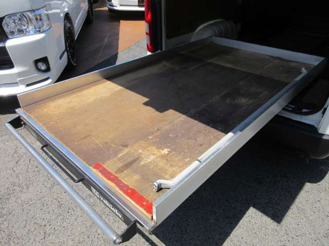 荷室スライドフロア装備で荷物の積み下ろしも楽々！トヨタセーフティセンス（プリクラッシュセーフティ・レーンディパーチャーアラート・オートマティックハイビーム）・横滑り防止で安全装備も充実！