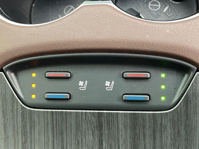 【シートベンチレーション】夏場は涼しい風でお尻や背中の熱やムレを防ぎ、冬はエアコンよりも早く温まってポカポカに！季節を問わず快適に過ごせます。