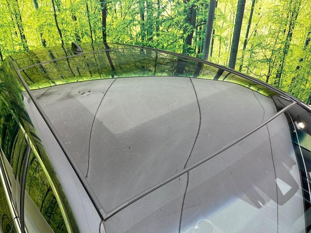 【調光パノラマルーフ】車内の解放感が一気に上がる大型パノラマルーフに調光機能がプラス！日差しが強い時、シェードを閉めなくてもガラスの透明度を調整することで心地よい明るさに♪
