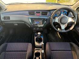 運転廻りの画像です！操作スイッチ類もキレイな状態です。専門スタッフが内外装を清掃・きめ細かい箇所までクリーニングしています。