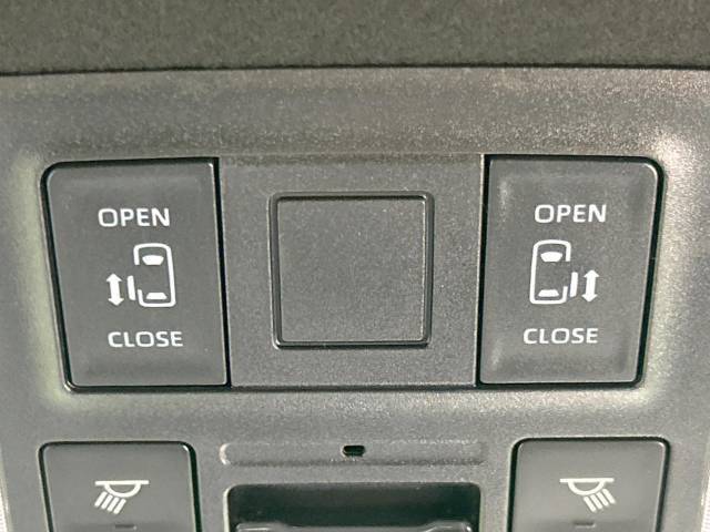 【両側パワースライドドア】スマートキーや運転席のスイッチで後席両側スライドドアの開閉が可能♪電動だから力を入れてドアを開ける必要が無く、小さなお子様でも簡単に開け閉めでき快適です♪