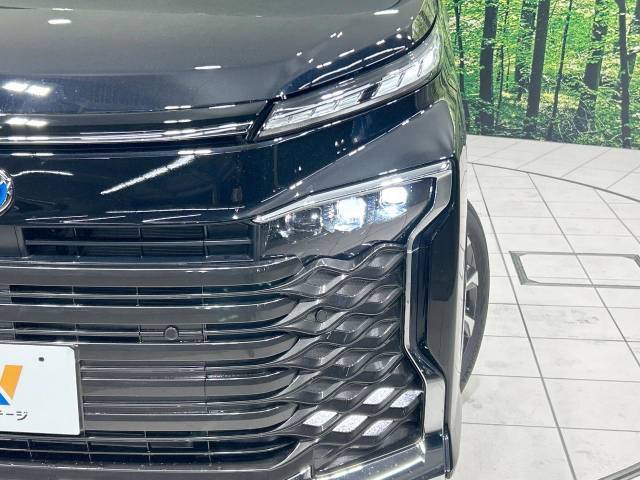 【LEDヘッドライト】悪天候や夜間走行時も良好な視界を確保し安心して運転できる高輝度LEDヘッドライトを装備！点灯速度が早く、消費電力も抑えられています。