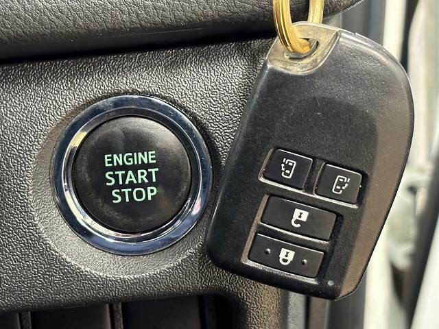 【スマートキー】車内へのアクセスやエンジン始動が楽々に行える今や必須アイテムのキー複製防止の「イモビライザー」まで備わっております。