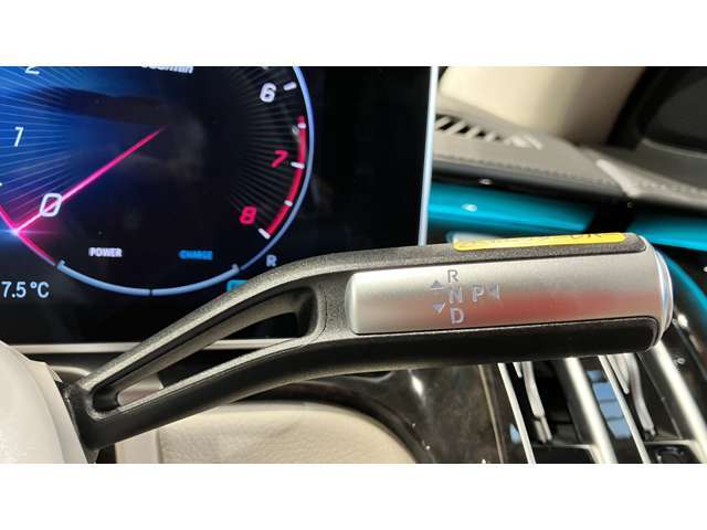 ウィンカー内蔵ドアミラーを開発したのは『メルセデス・ベンツ』です。他車からの視認性が高まり、事故の可能性を低減させています。更に、点灯部分はドライバーの視界に入らないように設計されています。