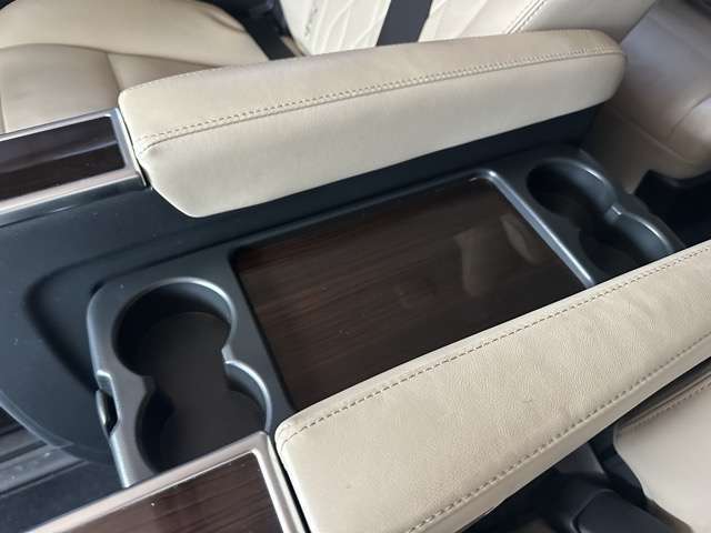 ★納車前に、専属のクリーニングスタッフが、ピッカピカにクリーニングして納車いたします！もちろん、ピッカピカの状態でお渡しするクリーニング費用も支払総額に含まれています！