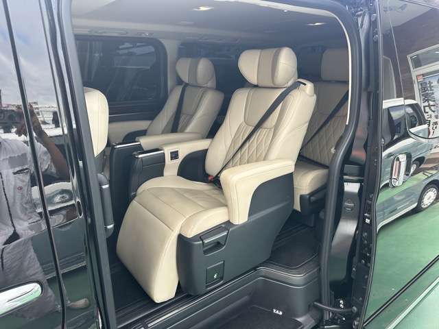 ★5年間新車保障★初度登録から5年間の新車保証が含まれています。長期間、安心してお乗り頂けます！保障費用は支払総額に含まれています！遠方のお客様は保証継承後、お近くのディーラーにて保証が受けられます！